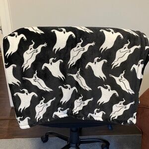 5 for $20: Target Halloween plush ghost throw blanket